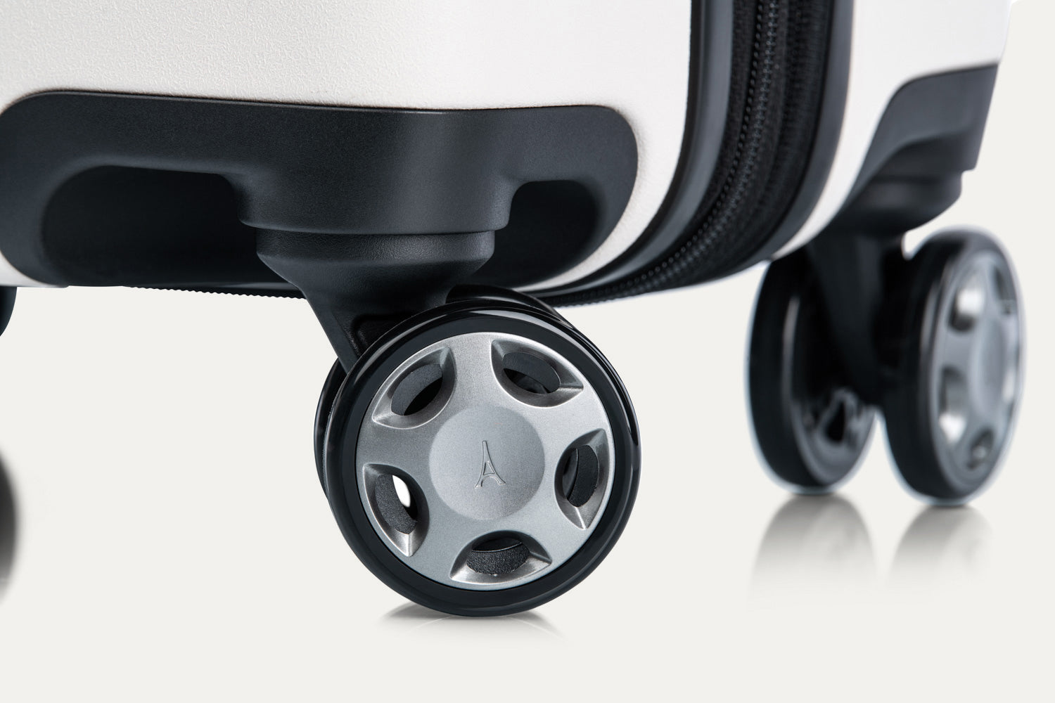 Travelpro® x Travel + Leisure® Compact Carry-on/Checked Medium Spinner - Ensemble de bagages