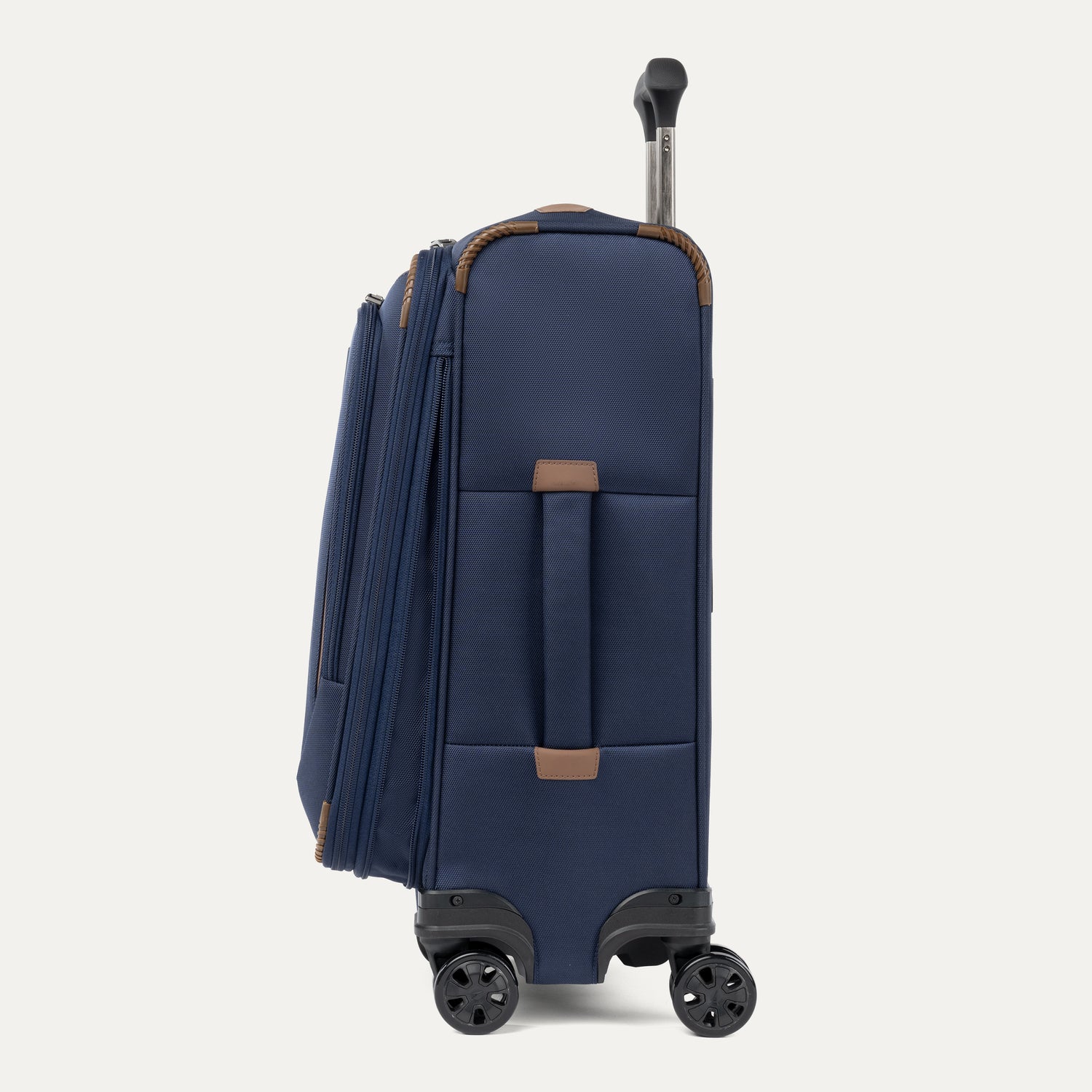 Vue de profil de la valise à roulettes Travelpro Crew Classic Spinner, couleur Patriot Blue, présentée ouverte avec ses poignées latérales discrètes.