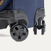 Gros plan sur la valise Travelpro Crew Classic en bleu Patriot, mettant en avant ses roulettes pivotantes à 360°.