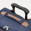 Gros plan sur la poignée PowerScope avec Contour Grip la valise Travelpro Crew Classic , couleur bleu Patriot.