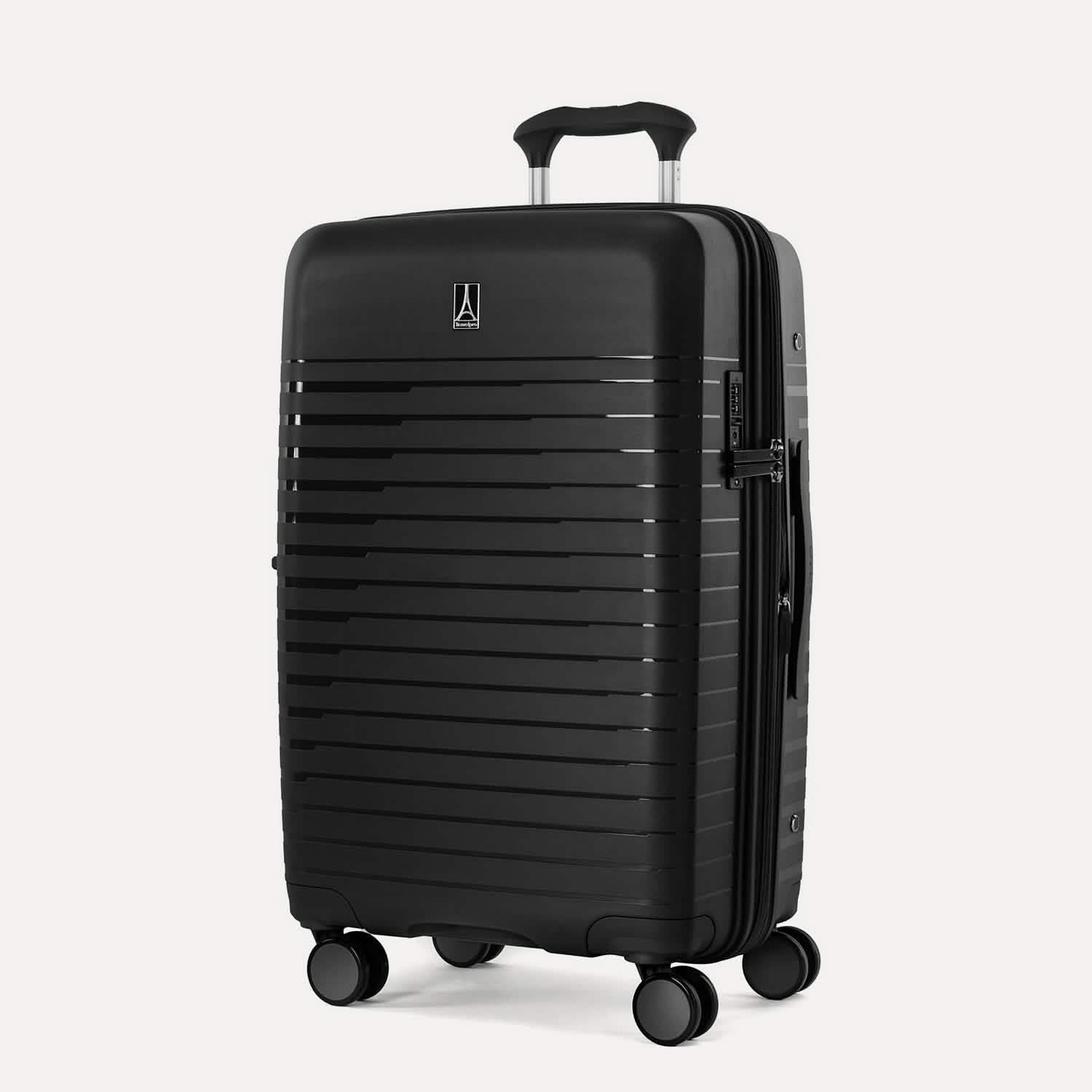 Valise noire avec le logo de la marque bien visible sur un fond gris clair