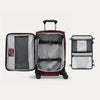 Valise ouverte avec un organiseur de rangement, sur fond blanc