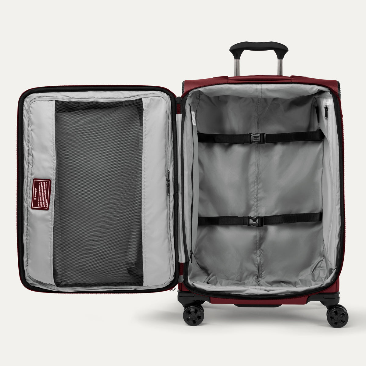Valise rouge ouverte, avec un intérieur gris, sur fond blanc