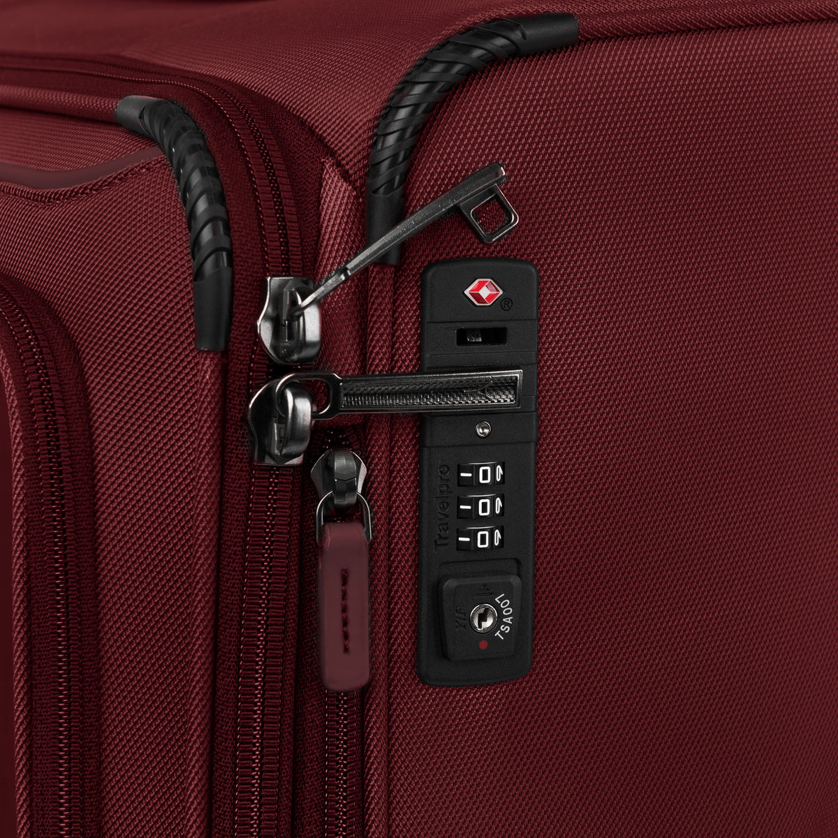 Gros plan sur une valise rouge munie d'une fermeture à glissière et d'un cadenas.