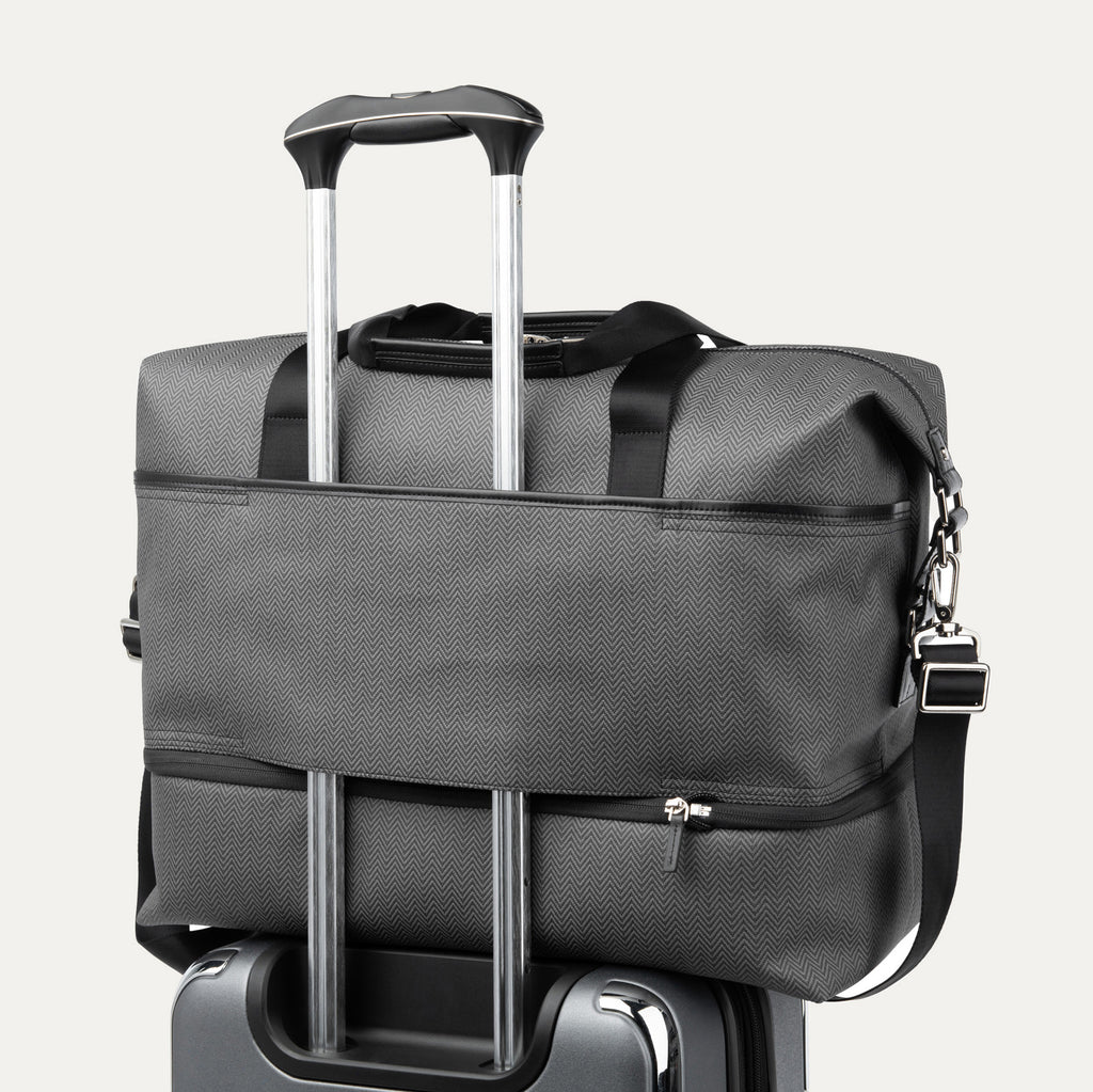 Ensemble de bagages Travelpro® x Travel + Leisure : valise spinner moyenne pour l'enregistrement et sac de voyage à fond ouvrant
