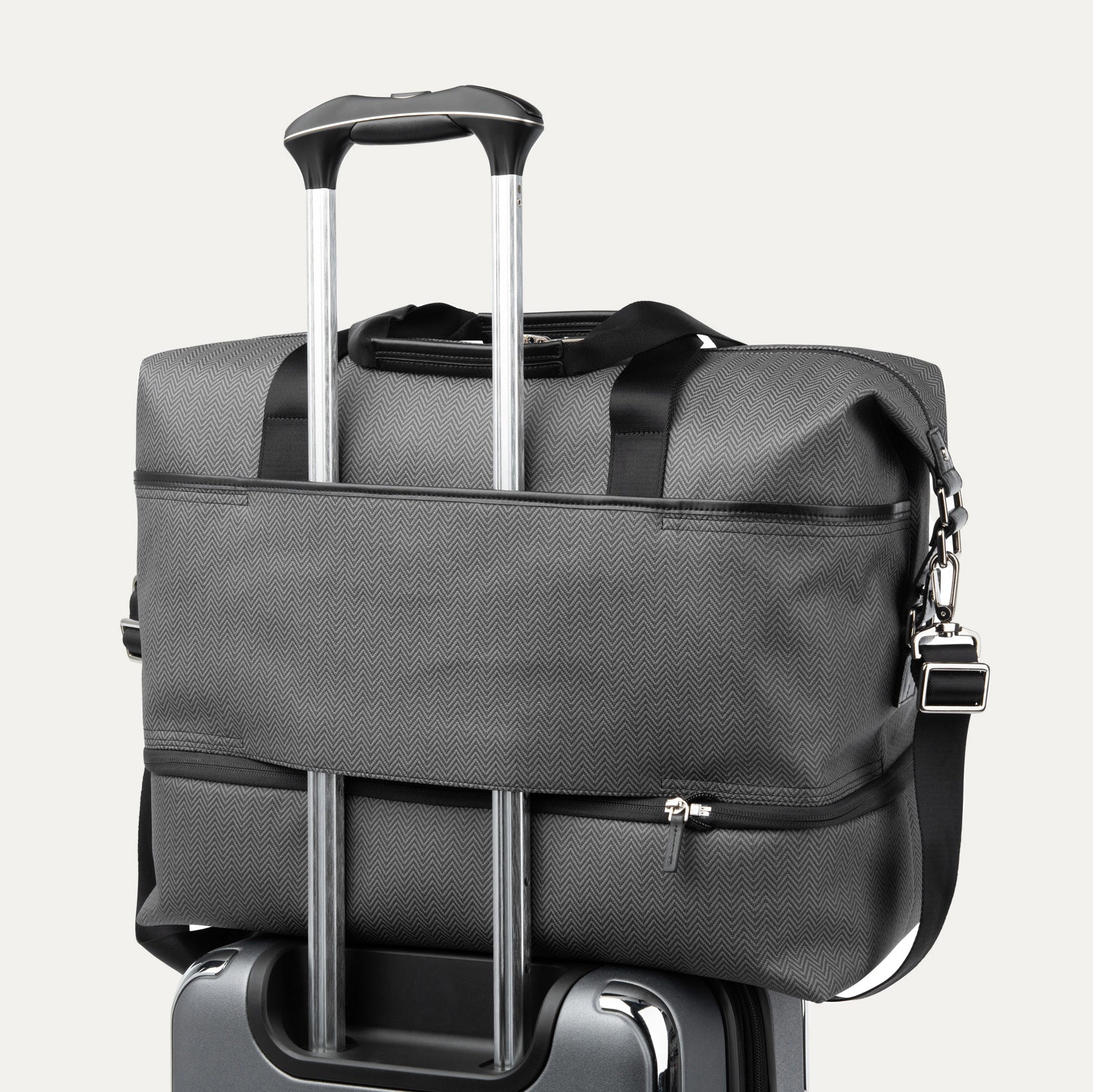Ensemble de bagages Travelpro® x Travel + Leisure : valise spinner moyenne pour l'enregistrement et sac de voyage à fond ouvrant