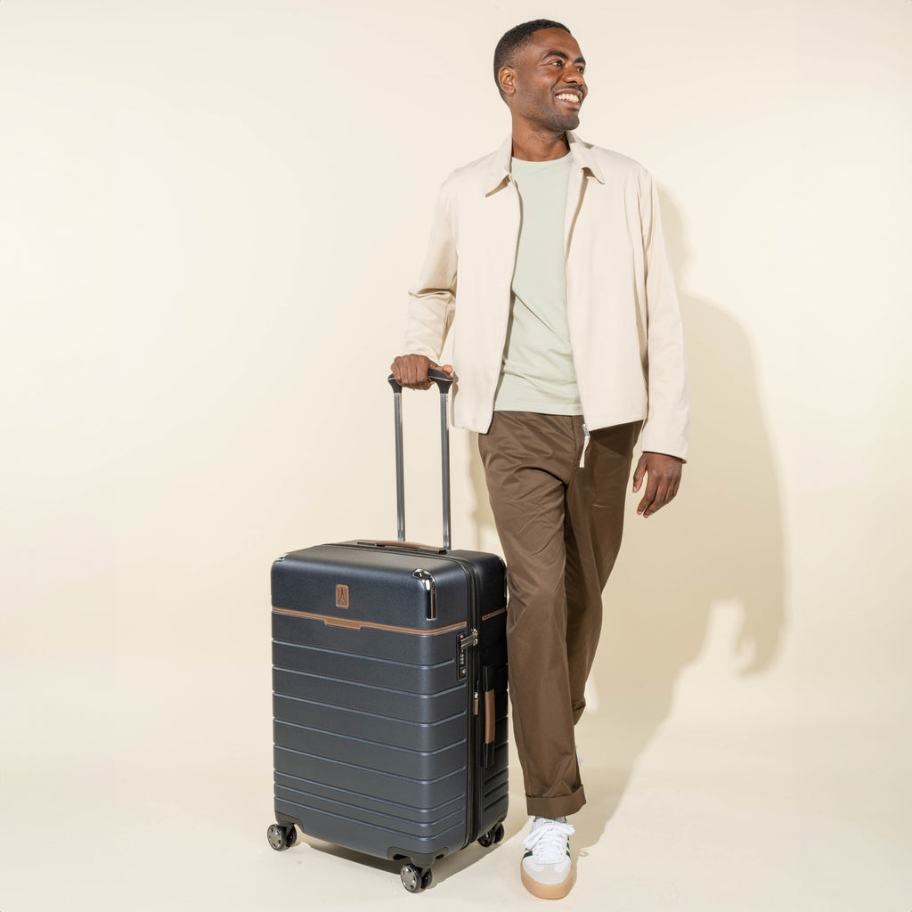 Valise extensible Spinner de taille moyenne Travelpro® x Travel + Leisure®
