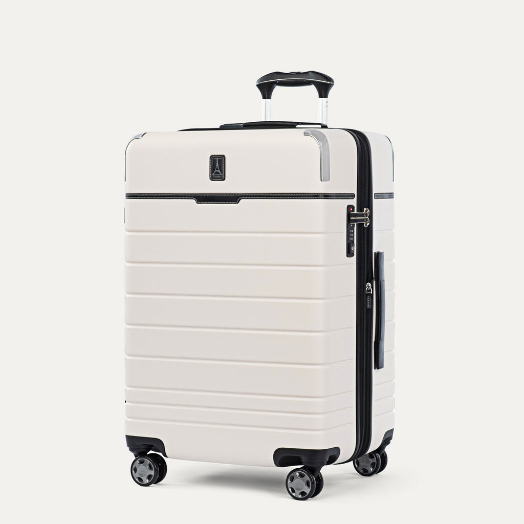 Valise extensible Spinner de taille moyenne Travelpro® x Travel + Leisure®