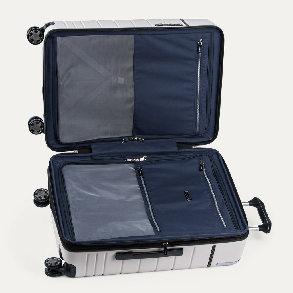 Valise extensible Spinner de taille moyenne Travelpro® x Travel + Leisure®