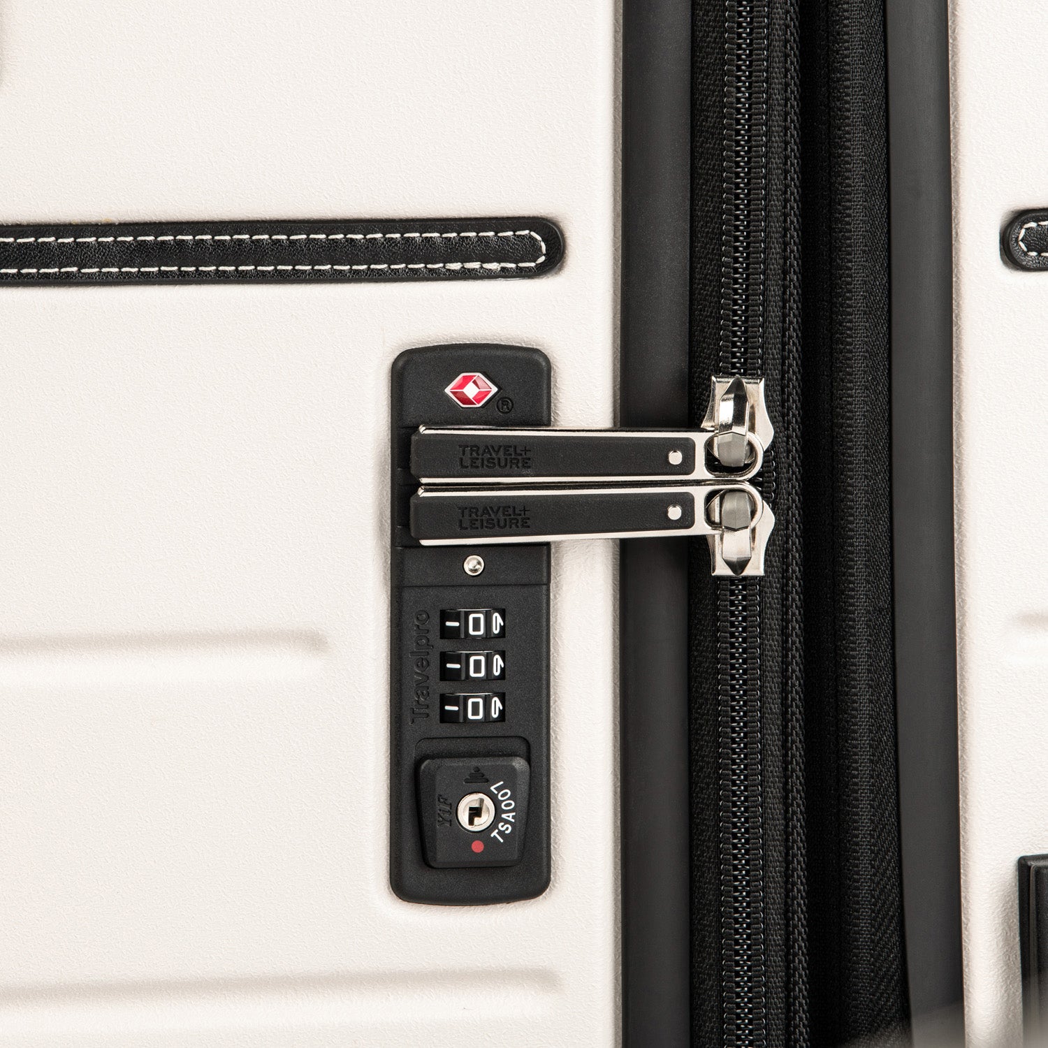 Valise extensible Spinner de taille moyenne Travelpro® x Travel + Leisure®