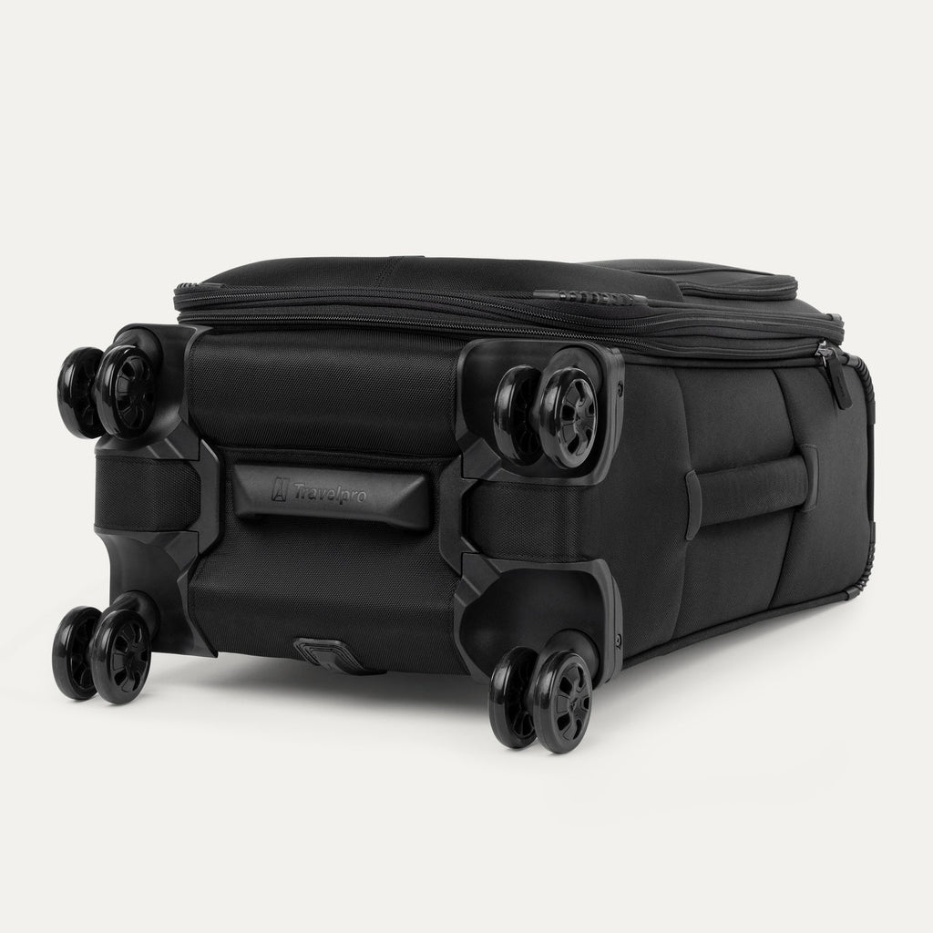 Vue du dessous de la valise Travelpro Crew Classic , montrant ses roulettes pivotantes à 360°