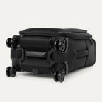 Vue du dessous de la valise Travelpro Crew Classic , montrant ses roulettes pivotantes à 360°