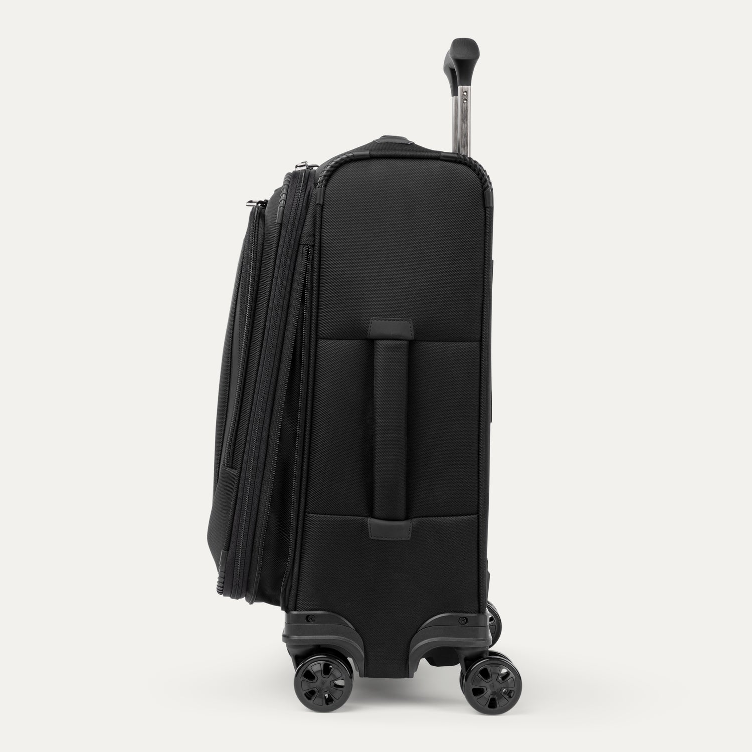 Vue de profil de la valise à roulettes Travelpro Crew Classic Spinner en noir, présentée déployée avec ses poignées latérales discrètes.

