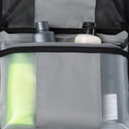 Gros plan sur une poche intérieure à fermeture éclair contenant des flacons de produits de toilette partiellement visibles, dans une valise Travelpro.