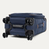 Vue du dessous de la valise Travelpro Crew Classic en bleu Patriot, équipée de roulettes pivotantes à 360° résistantes 