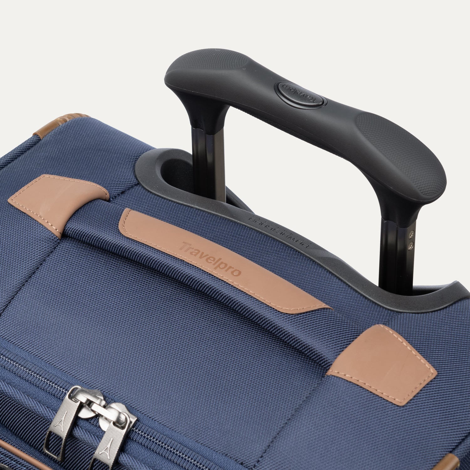 Gros plan sur la poignée PowerScope avec Contour Grip la valise Travelpro Crew Classic , couleur bleu Patriot.