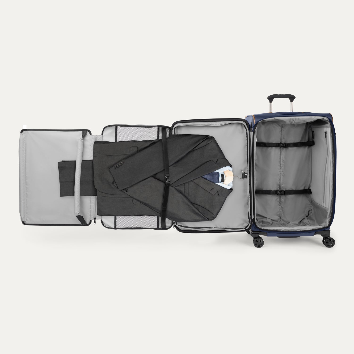 Vue intérieure de la valise à roulettes Travelpro Crew Classic Spinner, couleur bleu Patriot, équipée d'un système Porte-costume .
