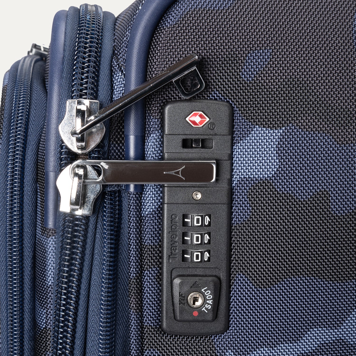 Valise à roulettes Platinum® Elite taille moyenne – Camouflage