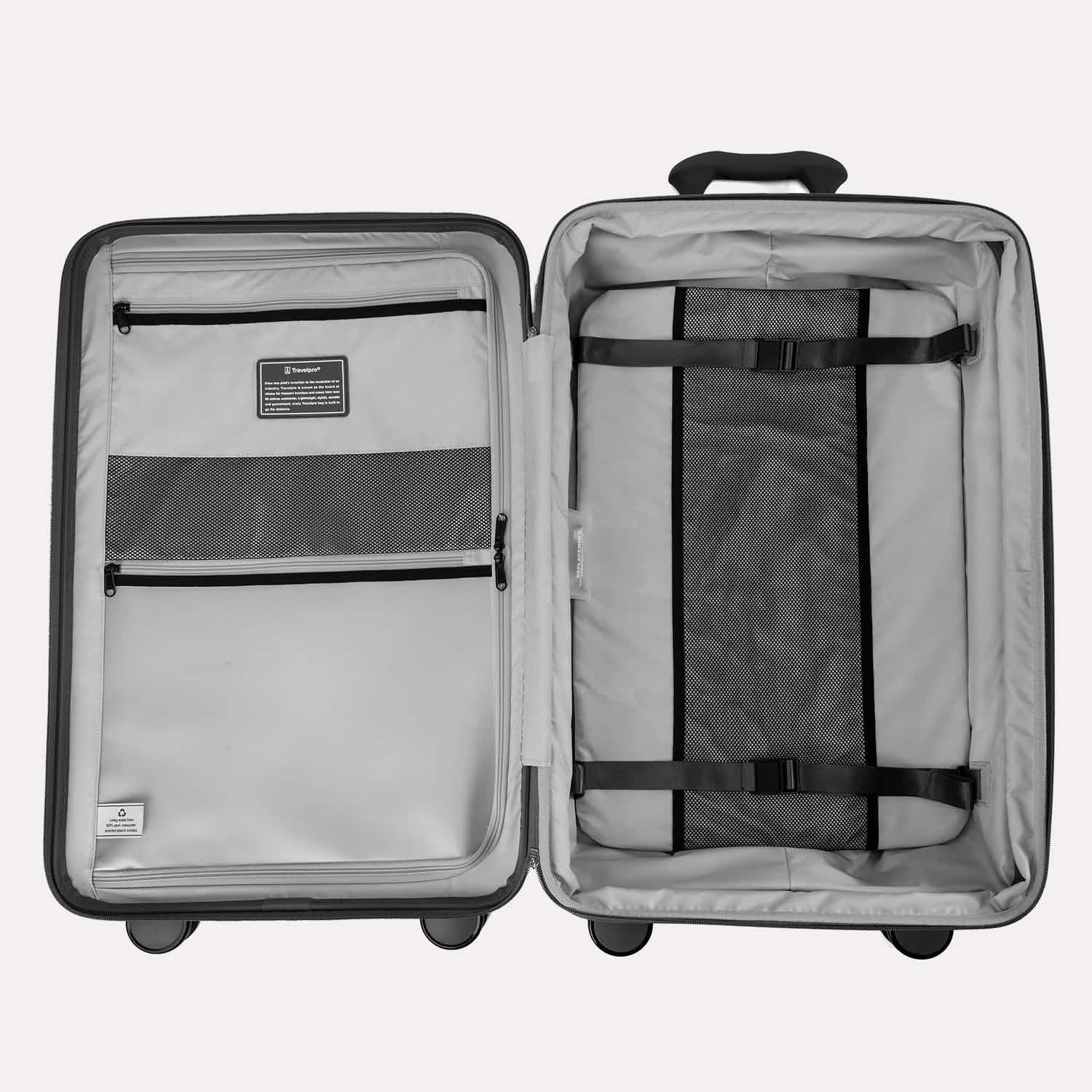 Valise ouverte avec des séparateurs intérieurs, sur fond blanc