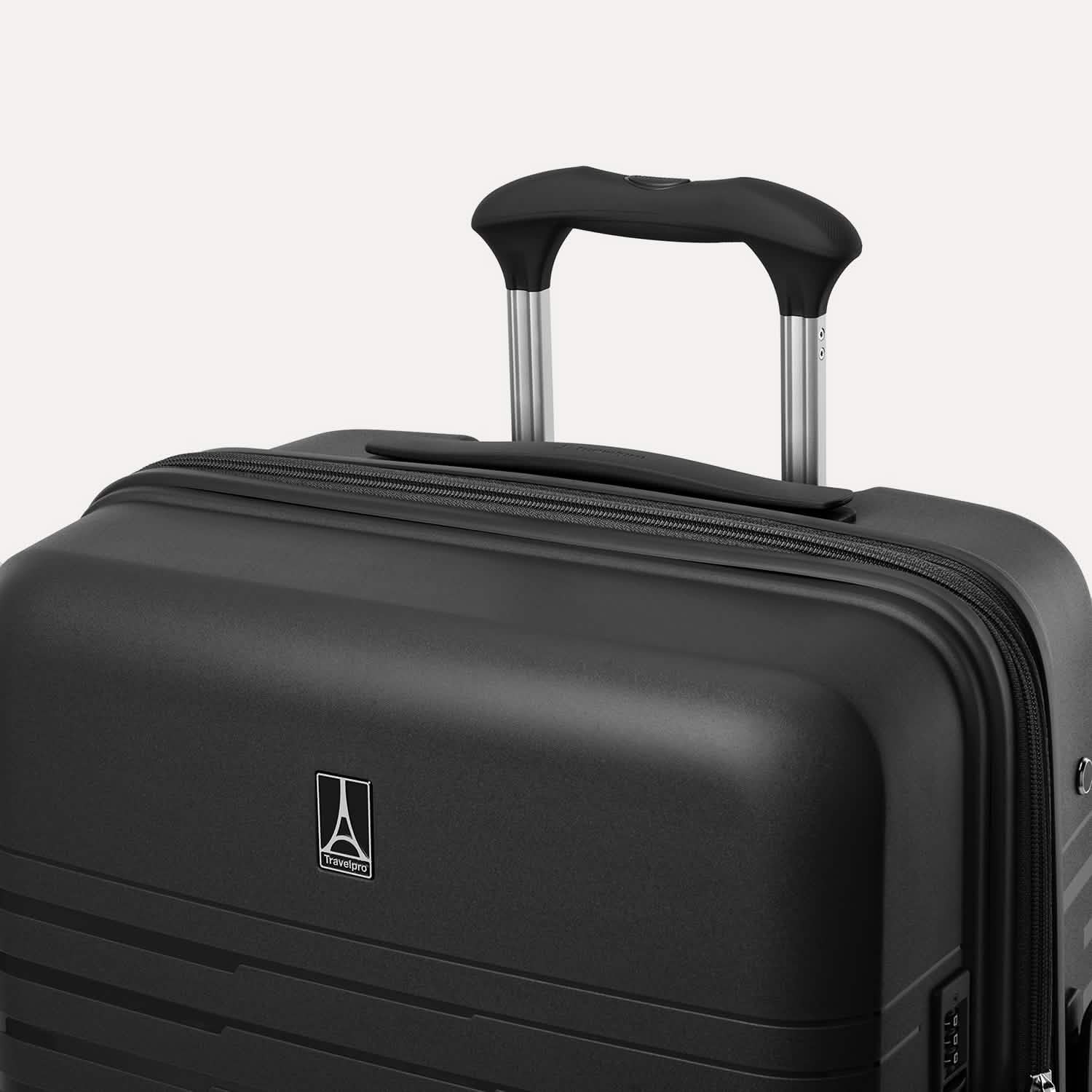 Valise noire avec le logo de la marque bien visible sur fond blanc