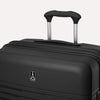 Valise noire avec le logo de la marque bien visible sur un fond gris clair