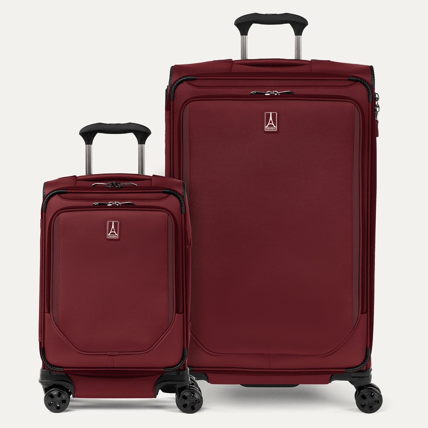 Un lot de deux valises à roulettes rouges, dont une valise cabine et une grande Enregistrement Taille, portant le logo Travelpro.