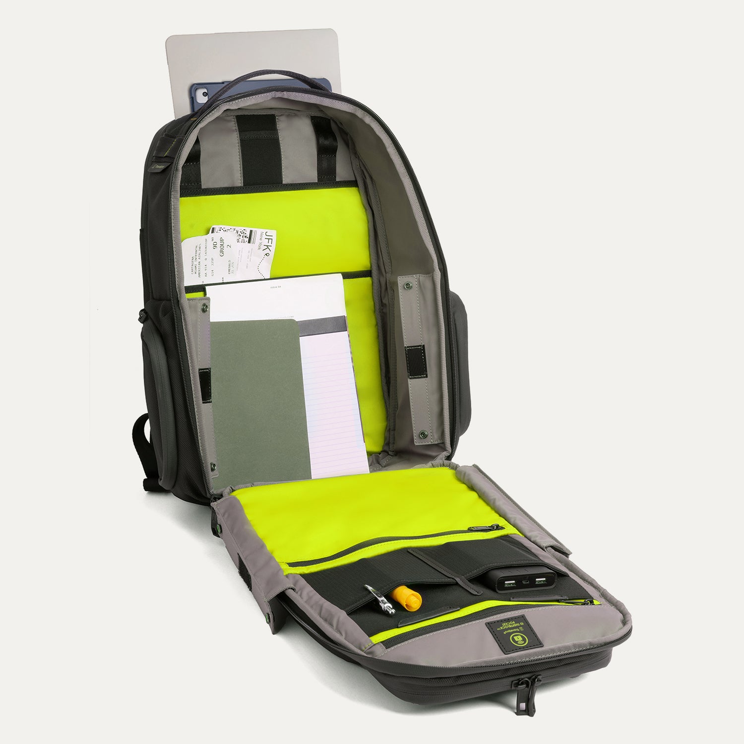 Valise à roulettes extensible Platinum® Elite 21 po / Sac à dos pour ordinateur portable grand format extensible Travelpro® Altitude™