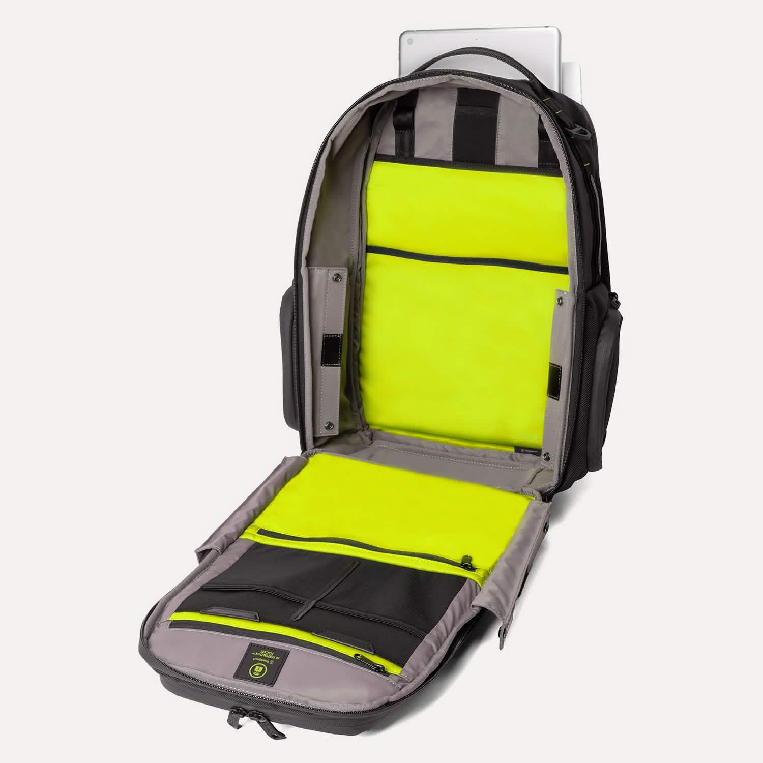 Valise à roulettes extensible Platinum® Elite 21 po / Sac à dos pour ordinateur portable grand format extensible Travelpro® Altitude™